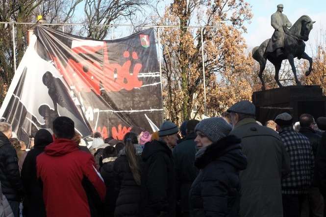 Manifestacja KOD na placu Litewskim w Lublinie