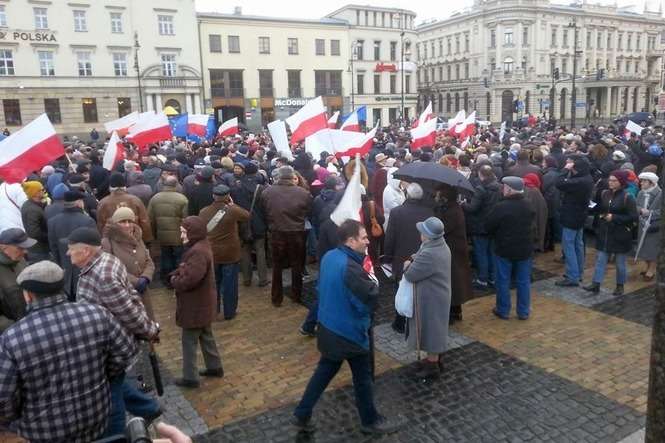 Manifestacja KOD na placu Litewskim w Lublinie