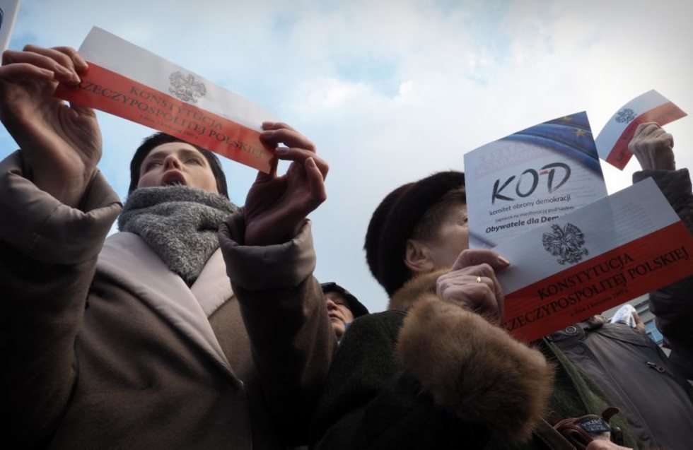  Manifestacja KOD na placu Litewskim w Lublinie (zdjęcie 7) - Autor: Wojciech Nieśpiałowski