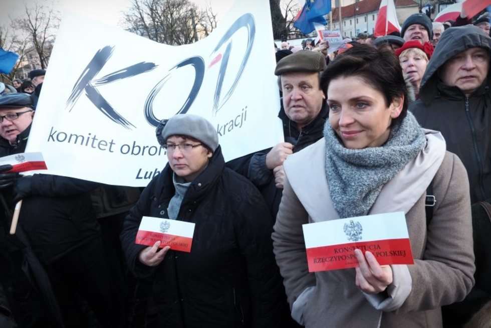  Manifestacja KOD na placu Litewskim w Lublinie (zdjęcie 8) - Autor: Wojciech Nieśpiałowski