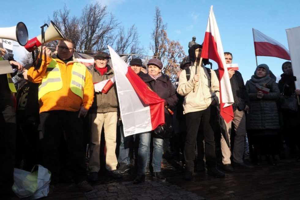  Manifestacja KOD na placu Litewskim w Lublinie (zdjęcie 10) - Autor: Wojciech Nieśpiałowski