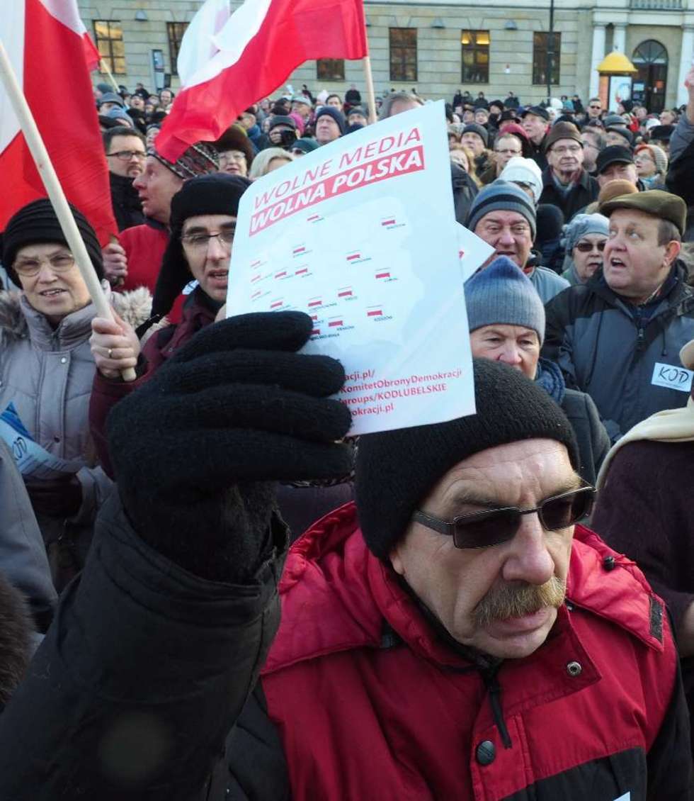  KOD manifestował na placu Litewskim  (zdjęcie 14) - Autor: Maciej Kaczanowski