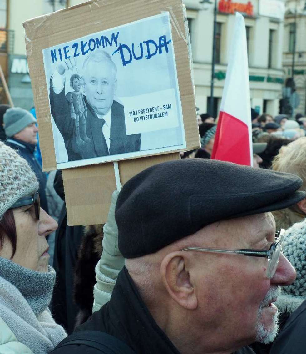  KOD manifestował na placu Litewskim  (zdjęcie 4) - Autor: Maciej Kaczanowski