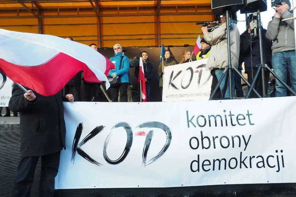  KOD manifestował na placu Litewskim  (zdjęcie 12) - Autor: Maciej Kaczanowski