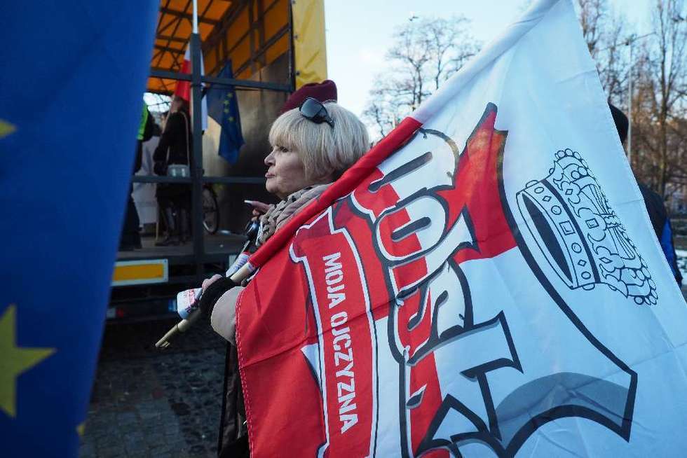  KOD manifestował na placu Litewskim  (zdjęcie 17) - Autor: Maciej Kaczanowski