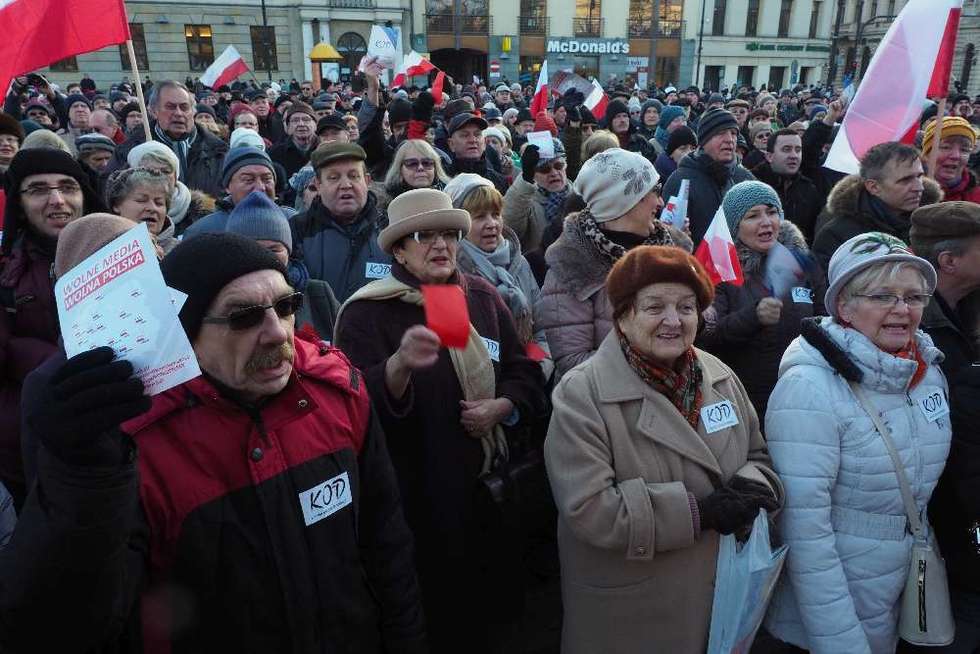  KOD manifestował na placu Litewskim  (zdjęcie 3) - Autor: Maciej Kaczanowski
