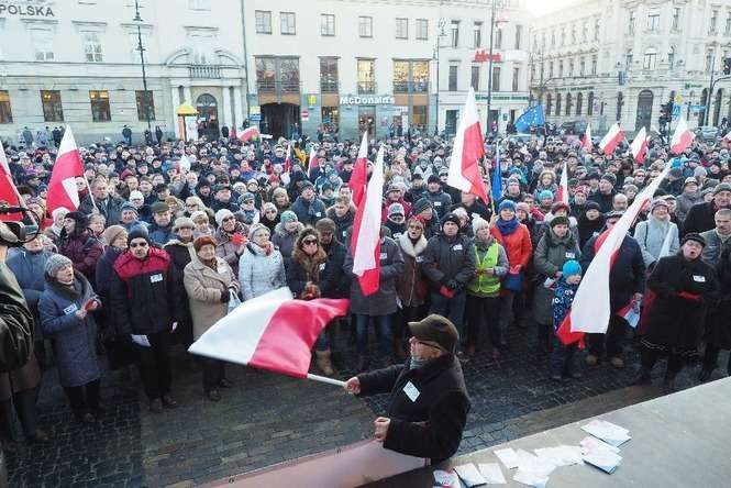 KOD manifestował na placu Litewskim  - Autor: Maciej Kaczanowski
