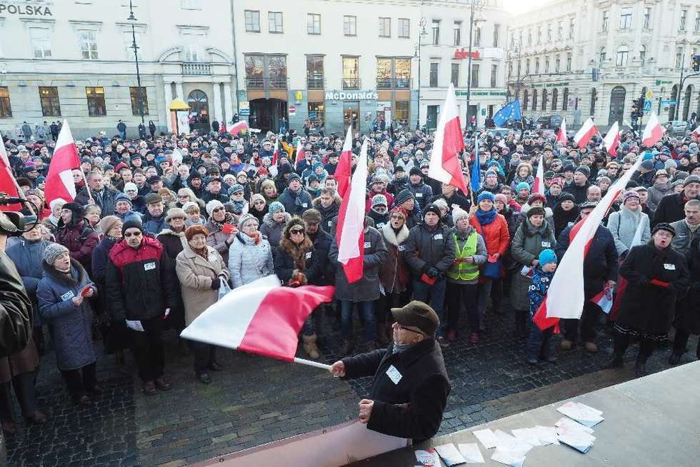  KOD manifestował na placu Litewskim  (zdjęcie 1) - Autor: Maciej Kaczanowski