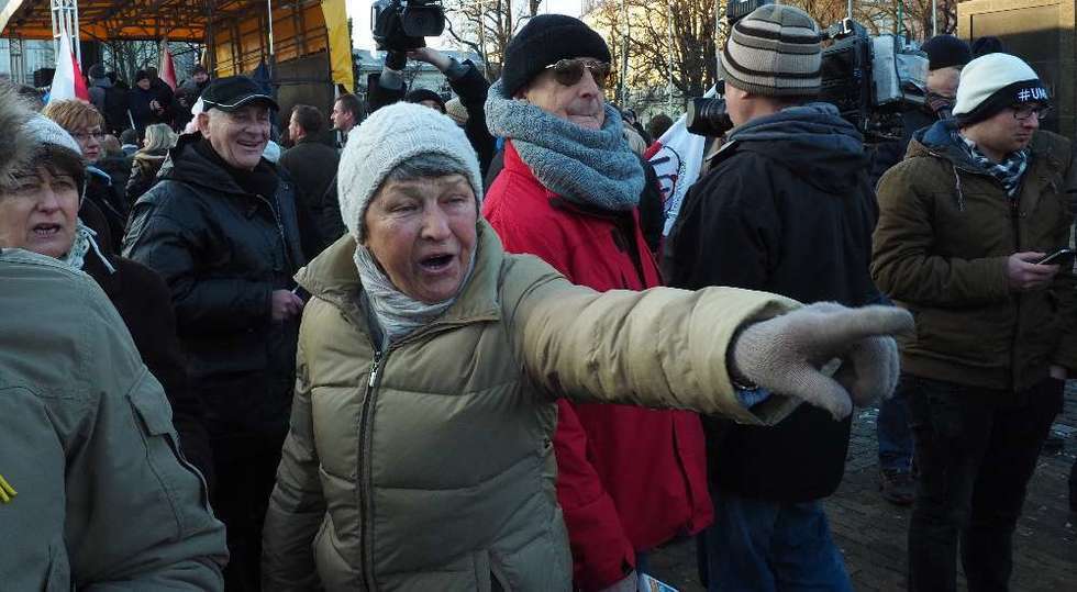  KOD manifestował na placu Litewskim  (zdjęcie 8) - Autor: Maciej Kaczanowski