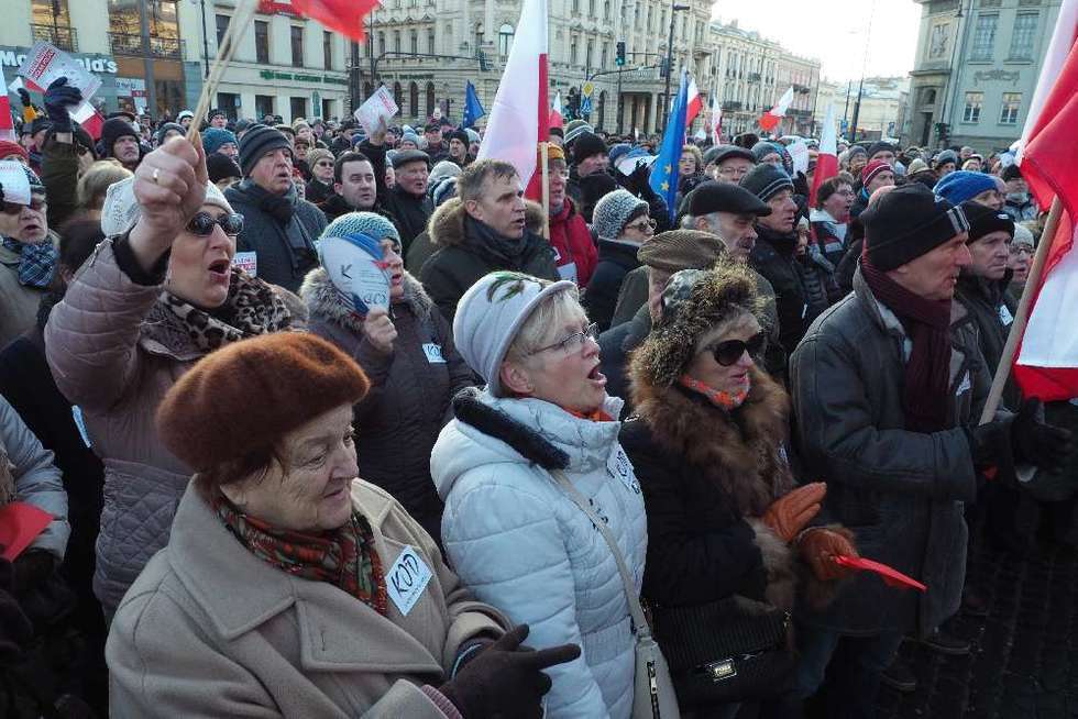  KOD manifestował na placu Litewskim  (zdjęcie 9) - Autor: Maciej Kaczanowski