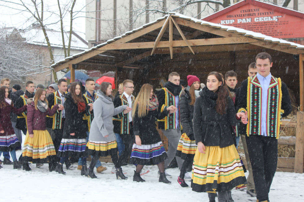  Maturzyści z I LO w Kraśniku tańczą poloneza w rynku (zdjęcie 7) - Autor: Starostwo Powiatowe w Kraśniku