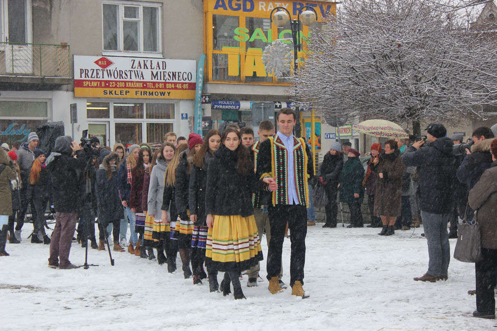  Maturzyści z I LO w Kraśniku tańczą poloneza w rynku (zdjęcie 10) - Autor: Starostwo Powiatowe w Kraśniku