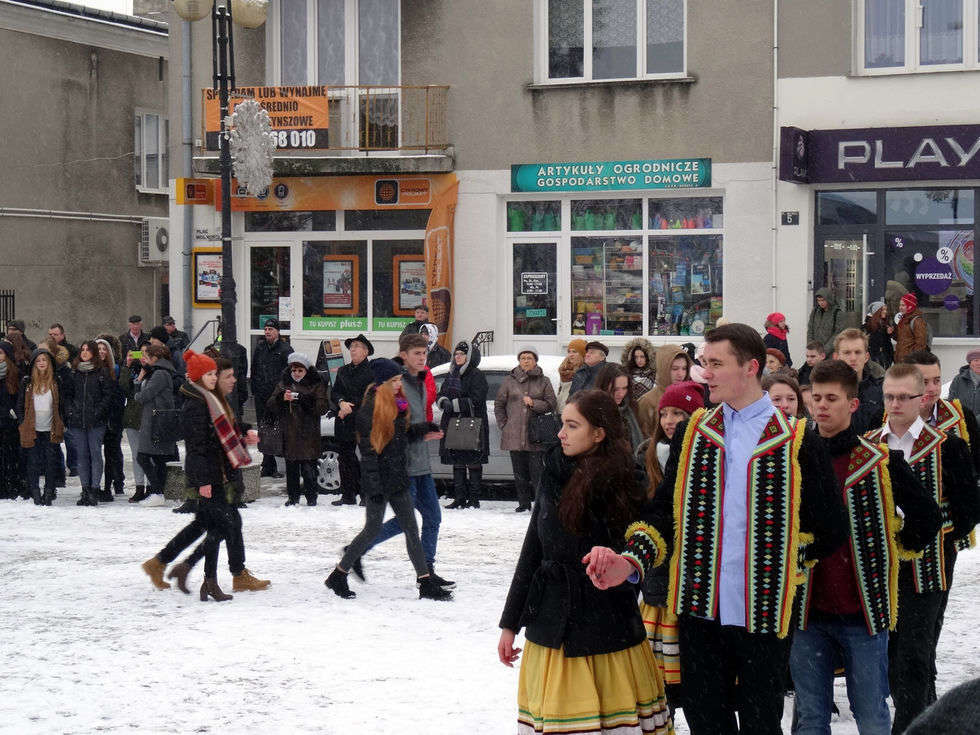  Maturzyści z I LO w Kraśniku tańczą poloneza w rynku (zdjęcie 11) - Autor: Starostwo Powiatowe w Kraśniku