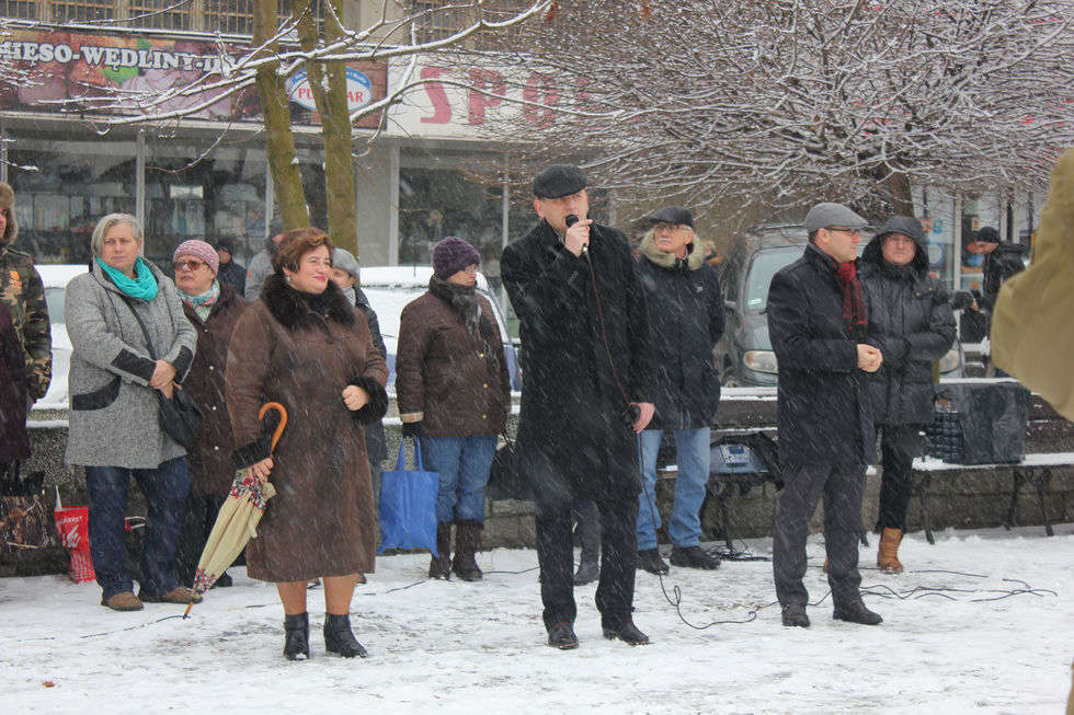  Maturzyści z I LO w Kraśniku tańczą poloneza w rynku (zdjęcie 3) - Autor: Starostwo Powiatowe w Kraśniku