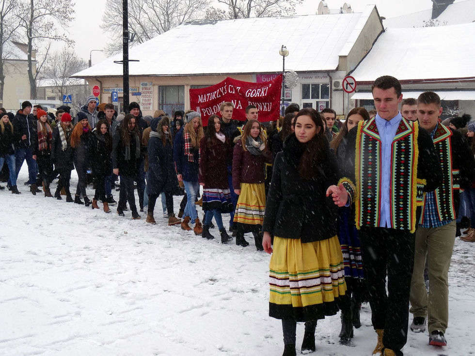 Maturzyści z I LO w Kraśniku tańczą poloneza w rynku (zdjęcie 14) - Autor: Starostwo Powiatowe w Kraśniku