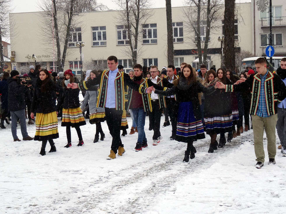  Maturzyści z I LO w Kraśniku tańczą poloneza w rynku (zdjęcie 5) - Autor: Starostwo Powiatowe w Kraśniku