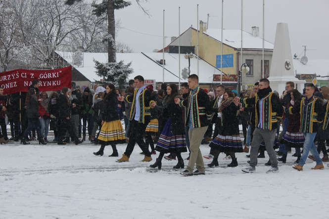 Maturzyści z I LO w Kraśniku tańczą poloneza w rynku