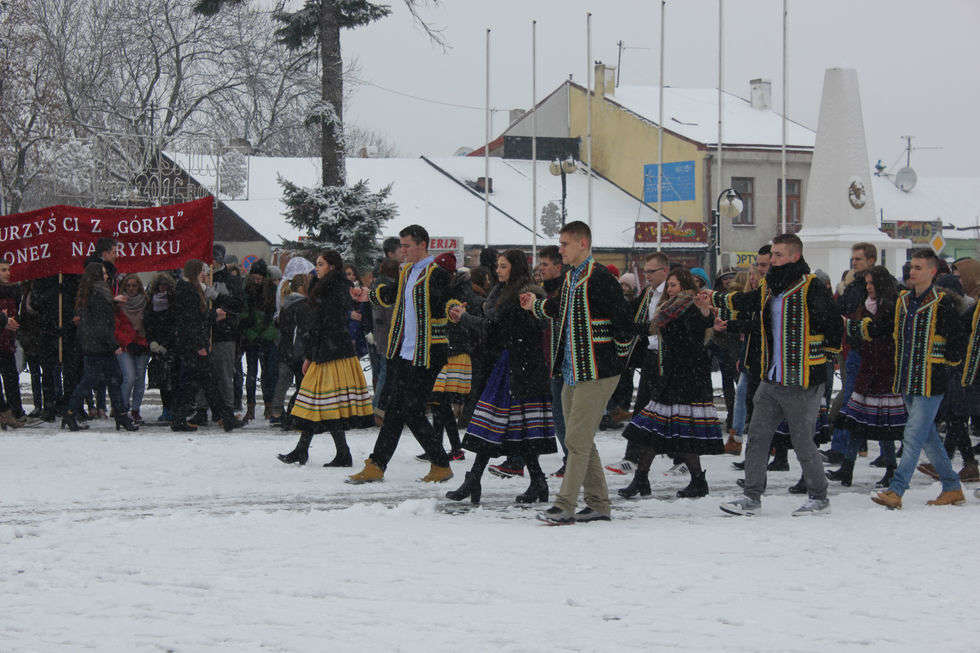  Maturzyści z I LO w Kraśniku tańczą poloneza w rynku (zdjęcie 1) - Autor: Starostwo Powiatowe w Kraśniku
