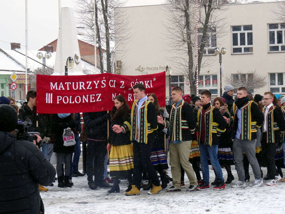  Maturzyści z I LO w Kraśniku tańczą poloneza w rynku (zdjęcie 6) - Autor: Starostwo Powiatowe w Kraśniku
