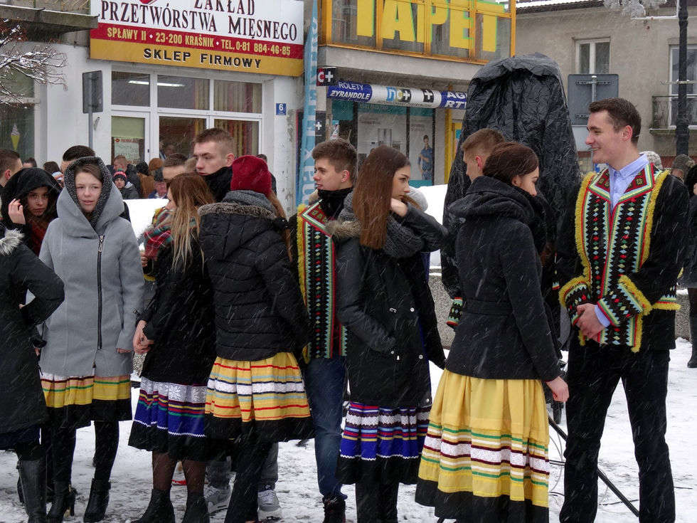  Maturzyści z I LO w Kraśniku tańczą poloneza w rynku (zdjęcie 13) - Autor: Starostwo Powiatowe w Kraśniku