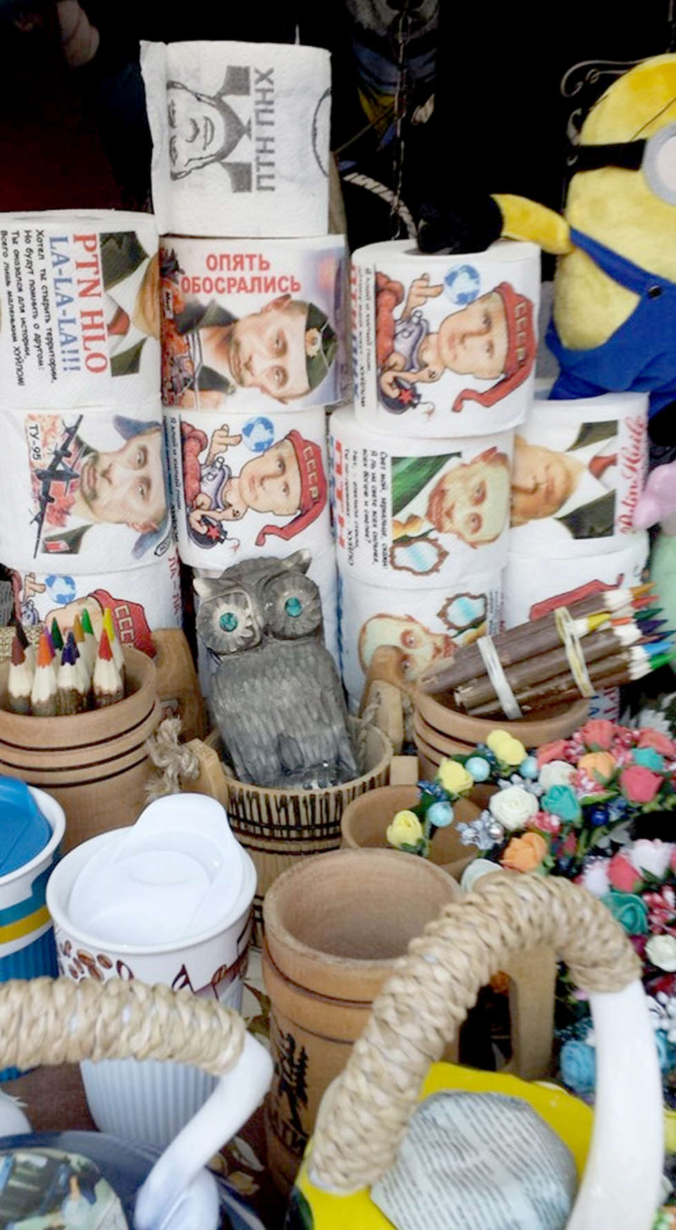  <p>Na straganach świątecznego rynku we Lwowie można kupić papier toaletowy z podobiznami Władymira Putina</p>
<p>Fot. Julia Siegieda</p>
<p>&nbsp;</p>