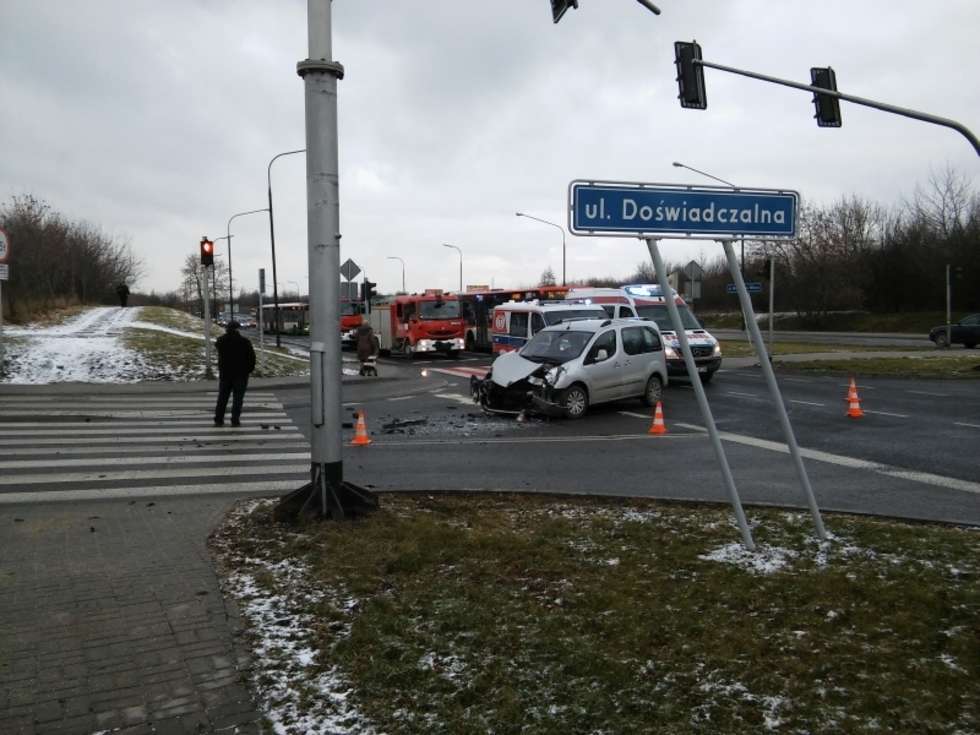  Wypadek autobusu MPK na al. Witosa w Lublinie (zdjęcie 1) - Autor: czytelnik