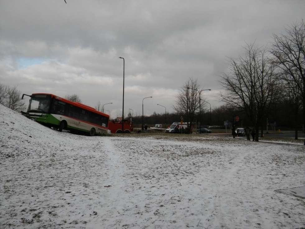  Wypadek autobusu MPK na al. Witosa w Lublinie  - Autor: czytelnik