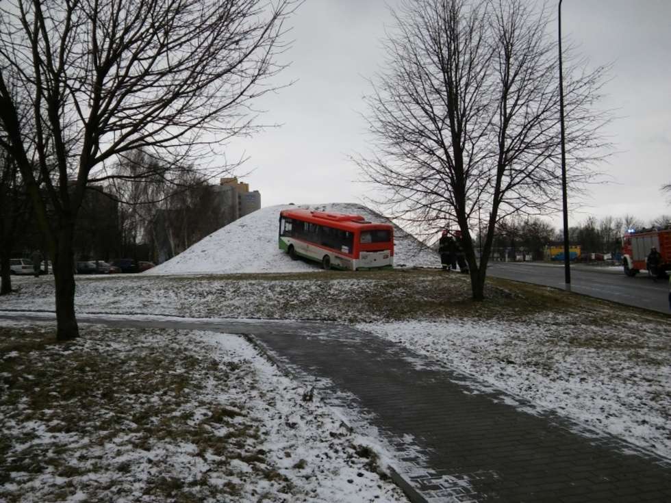  Wypadek autobusu MPK na al. Witosa w Lublinie (zdjęcie 4) - Autor: czytelnik