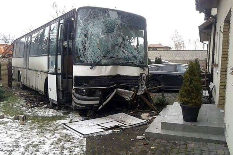  Lublin: Autobus wjechał na posesję (zdjęcie 2) - Autor: czytelnik
