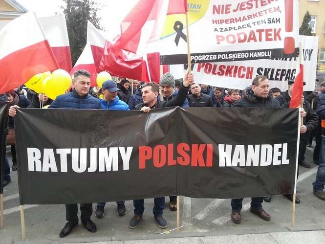 Manifestacja kupców pod Urzędem Wojewódzkim