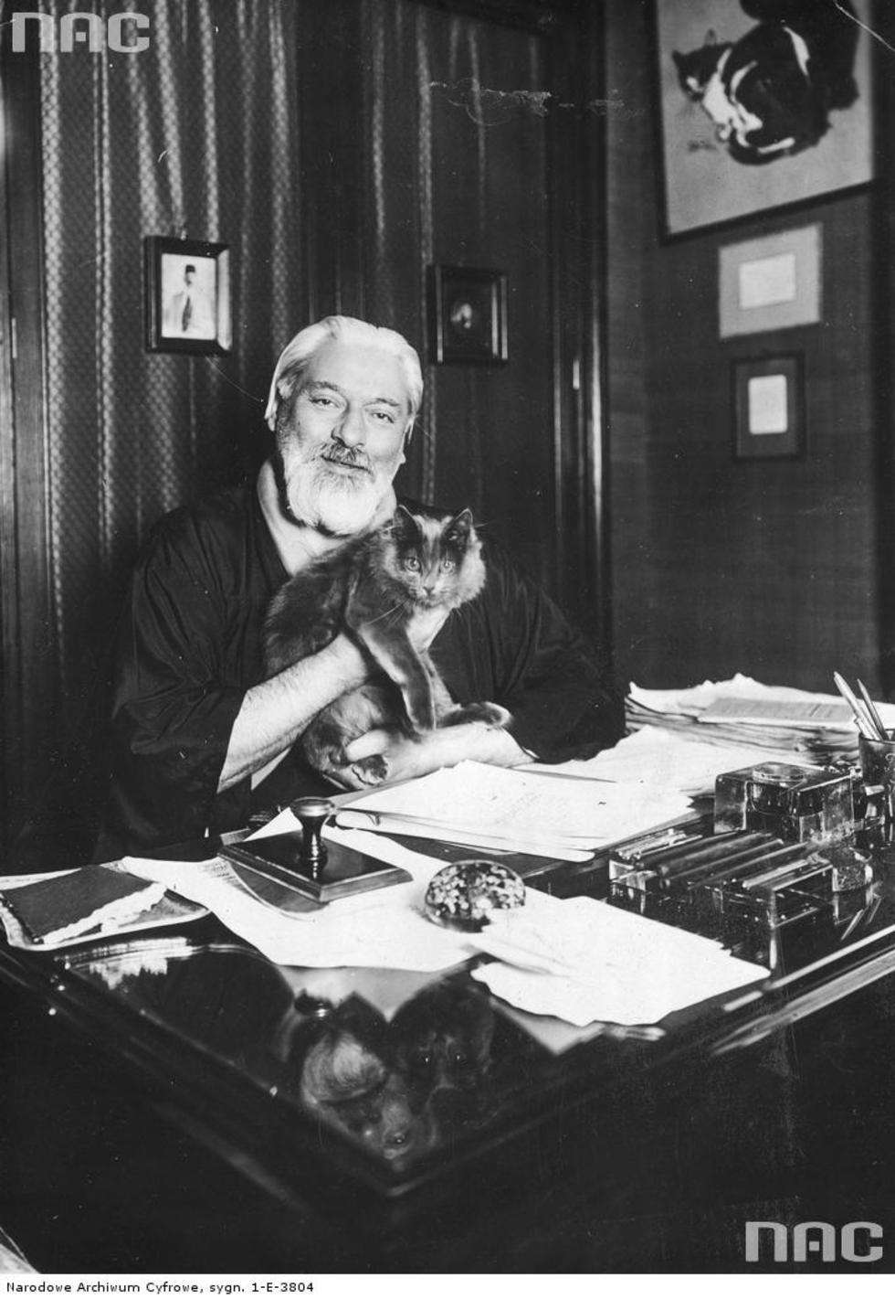  <p>Pisarz z kotem. Zdjęcie z 1932 roku. Claude Farr&egrave;re (1876-1957) pisał francuskie powieści przygodowe, orientalne i nawet kryminalne. Jest autorem &bdquo;Opium", &bdquo;Bitwy" i &bdquo;Człowieka, kt&oacute;ry zabił".</p>