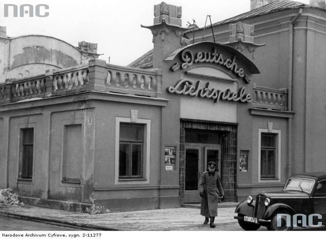 <p class="Normal">Zdjęcie z&nbsp;ok. 1940 roku. Corso było kinem dla Niemc&oacute;w, stąd napisy na frontonie. Budynek został zniszczony w&nbsp;1944 roku. Ruiny rozebrano</p>