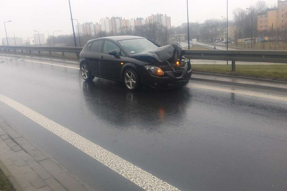  Stłuczka na zjeździe z mostu Poniatowskiego (zdjęcie 1) - Autor: alarm24@dziennikwschodni.pl