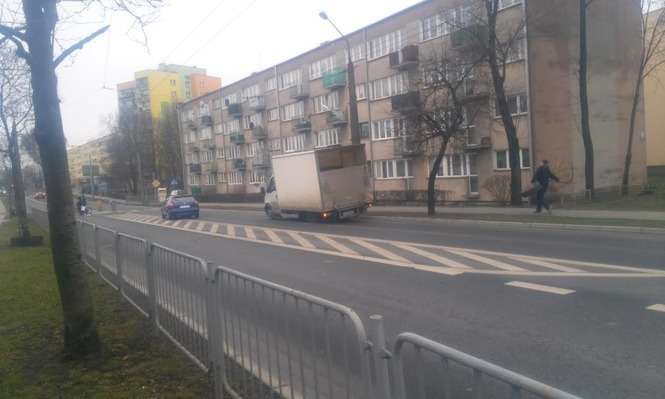 Lublin: Kierowca dostawczaka zgubił koło - Autor: czytelnik