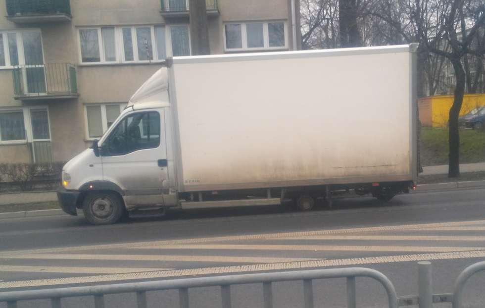  Lublin: Kierowca dostawczaka zgubił koło (zdjęcie 2) - Autor: czytelnik