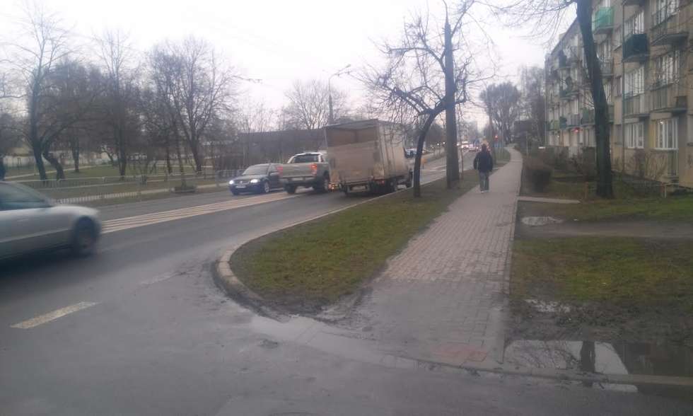  Lublin: Kierowca dostawczaka zgubił koło (zdjęcie 3) - Autor: czytelnik