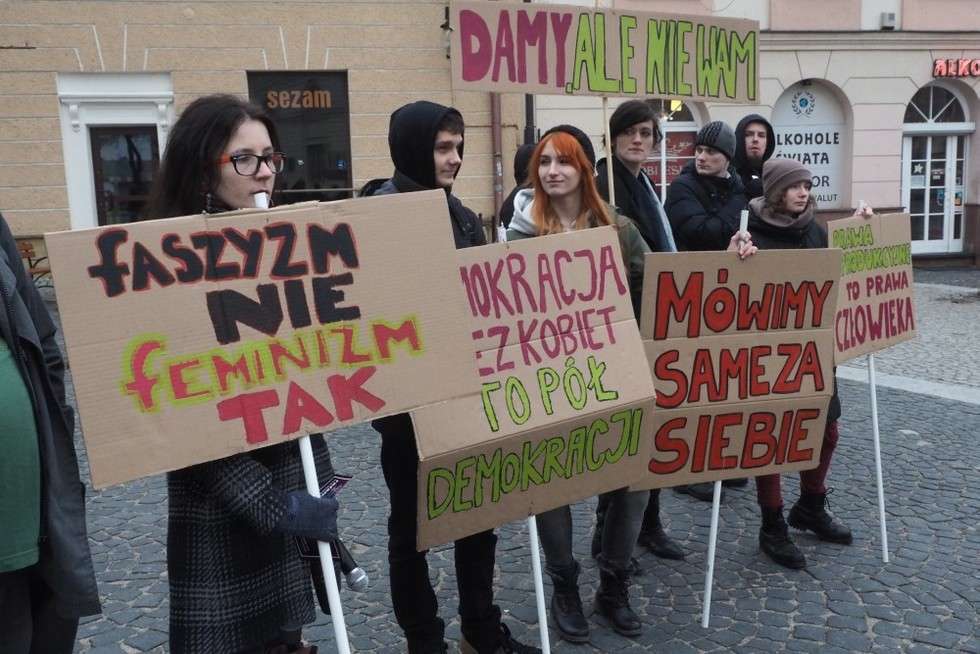  <p>Manifestacja działaczy partii Razem przy Bramie Krakowskiej</p>