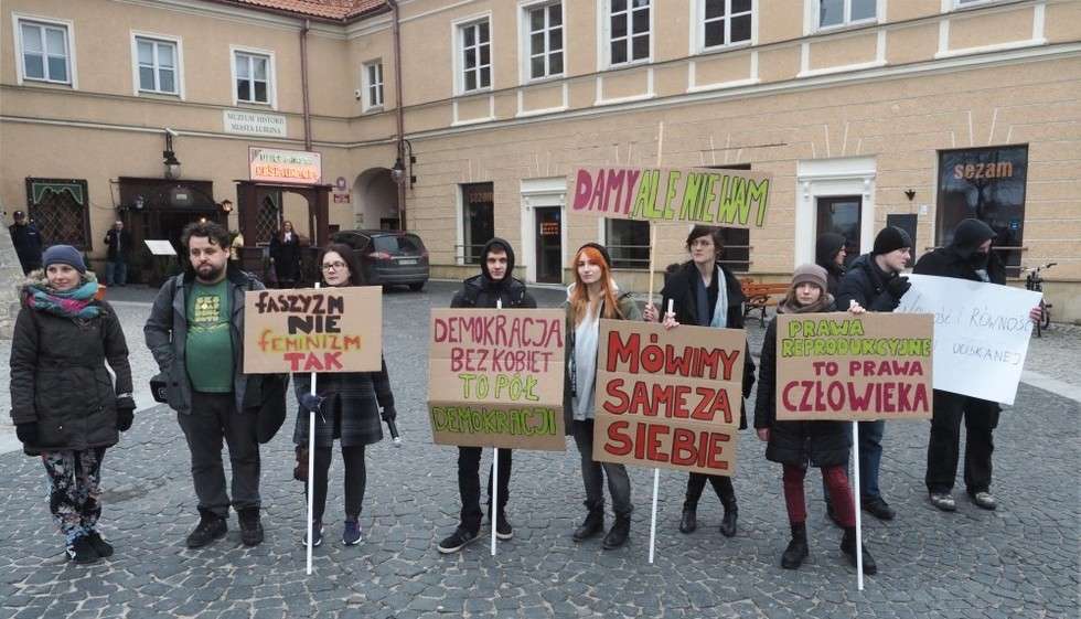 <p>Manifestacja działaczy partii Razem przy Bramie Krakowskiej</p>