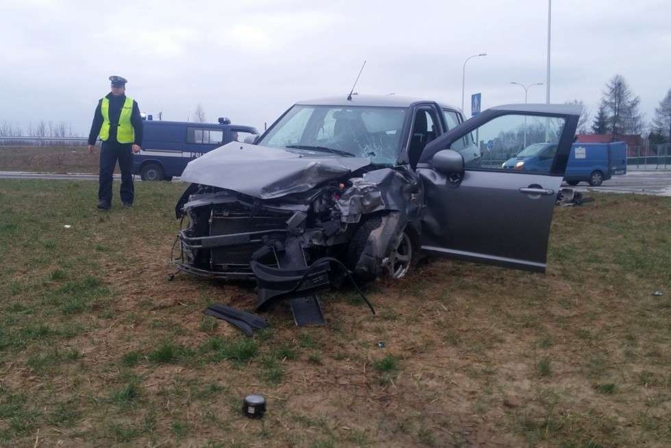  Wypadek na skrzyżowaniu ul. Poligonowej i Zelwerowicza (zdjęcie 6) - Autor: KW