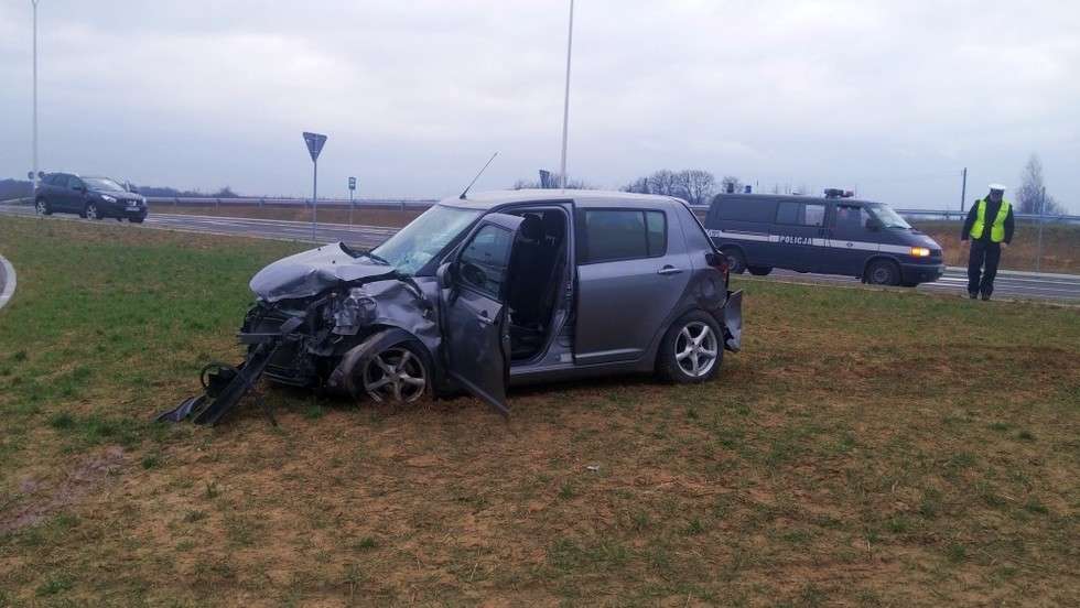  Wypadek na skrzyżowaniu ul. Poligonowej i Zelwerowicza (zdjęcie 2) - Autor: KW