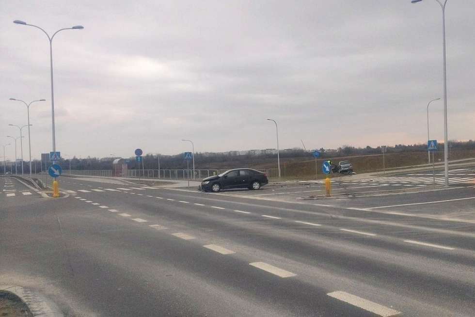  Wypadek na skrzyżowaniu ul. Poligonowej i Zelwerowicza (zdjęcie 13) - Autor: Alarm 24