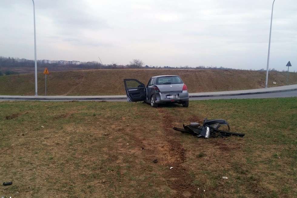  Wypadek na skrzyżowaniu ul. Poligonowej i Zelwerowicza (zdjęcie 5) - Autor: KW