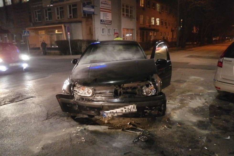  Wypadek na skrzyżowaniu ul. Spadochroniarzy i Weteranów (zdjęcie 4) - Autor: alarm24@dziennikwschodni.pl