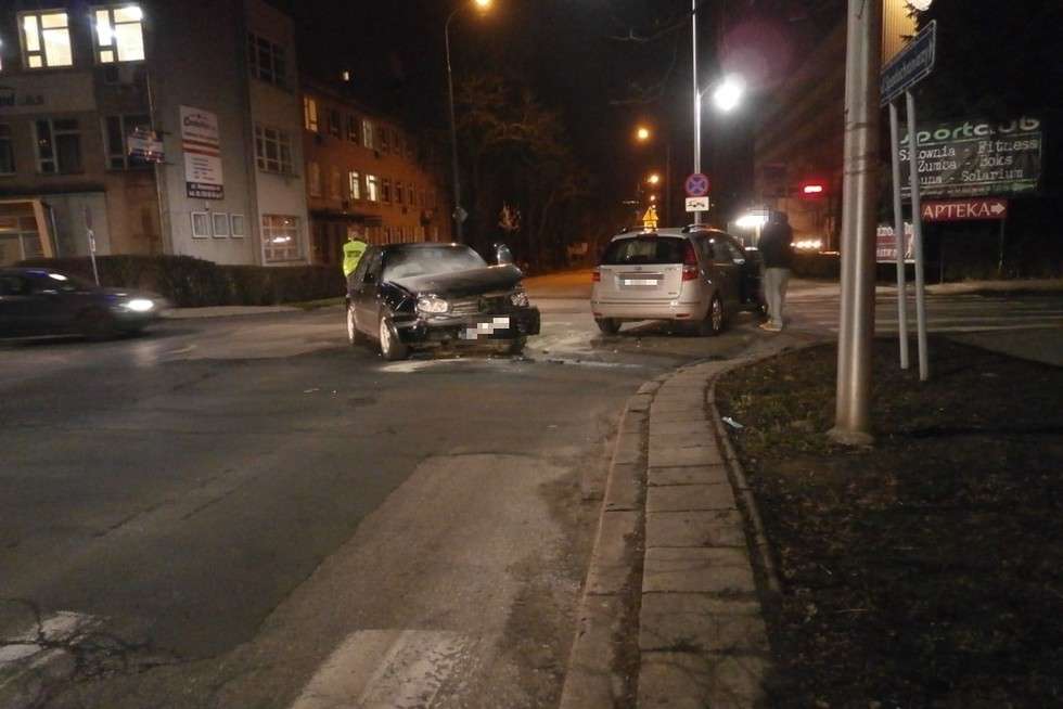  Wypadek na skrzyżowaniu ul. Spadochroniarzy i Weteranów (zdjęcie 3) - Autor: alarm24@dziennikwschodni.pl