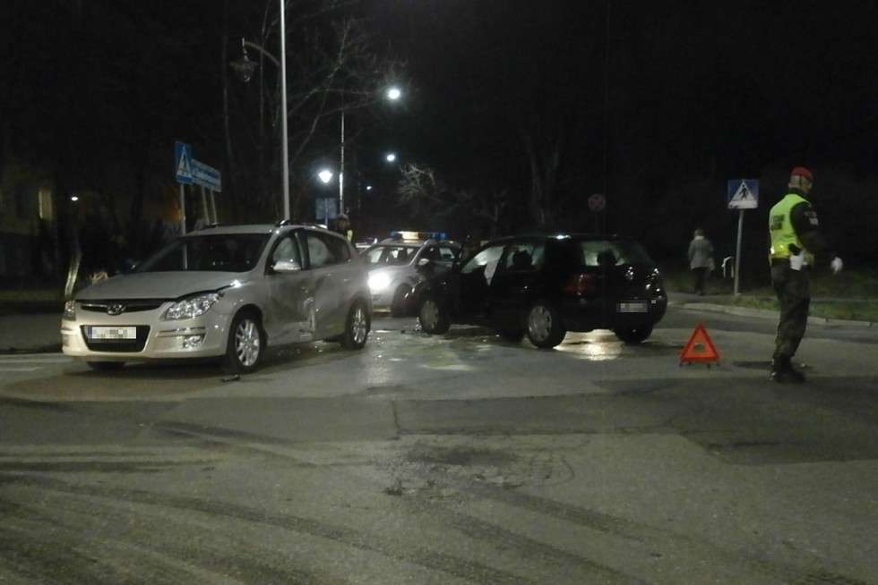  Wypadek na skrzyżowaniu ul. Spadochroniarzy i Weteranów (zdjęcie 6) - Autor: alarm24@dziennikwschodni.pl