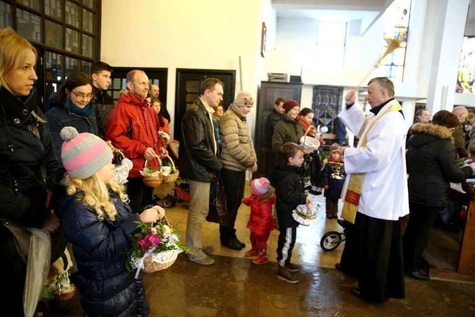  Święcenie pokarmów w parafii pw. Świętej Rodziny w Lublinie (zdjęcie 2) - Autor: Maciej Kaczanowski