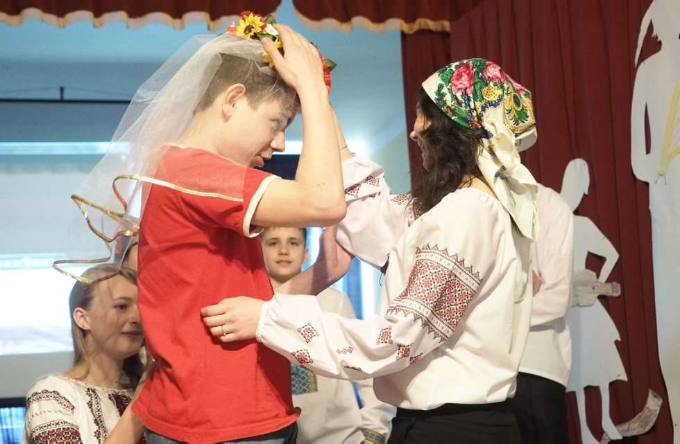  Inscenizacja ukraińskiego wesela w Zespole Szkół nr 10 (zdjęcie 2) - Autor: Wojciech Nieśpiałowski