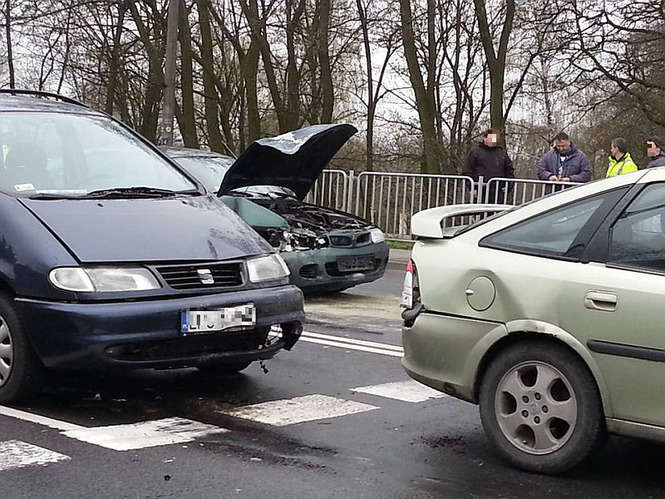Zderzenie trzech aut na al. Warszawskiej - Autor: Łukasz Minkiewicz