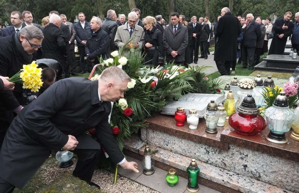  Uroczystość przy grobie Edwarda Wojtasa (zdjęcie 6) - Autor: Wojciech Nieśpiałowski