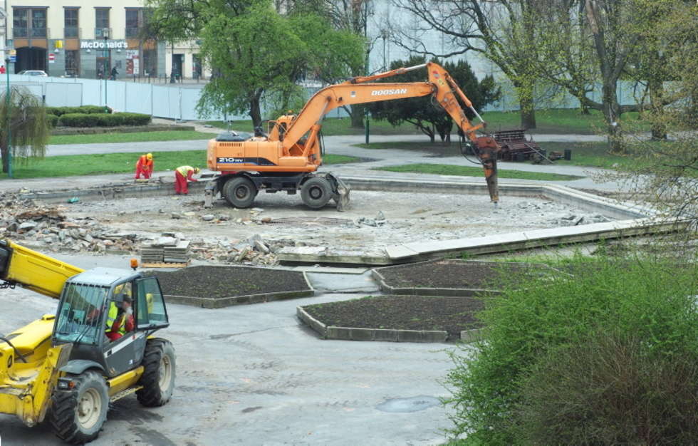  Lublin: remont Placu Litewskiego. Trwa rozbiórka fontanny. (zdjęcie 7) - Autor: Maciej Kaczanowski